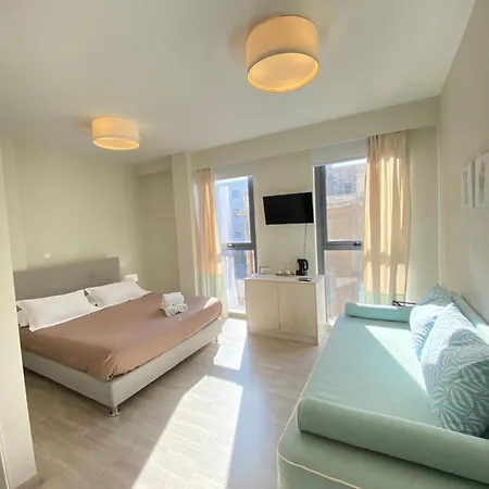 Tins - 4* Athens