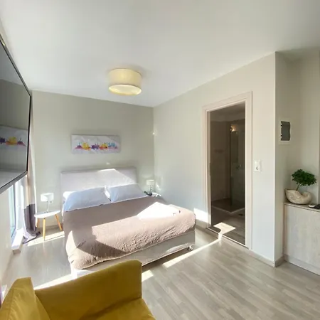 Hotel Tins -