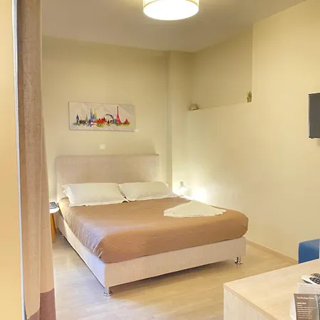 Hotel Tins -