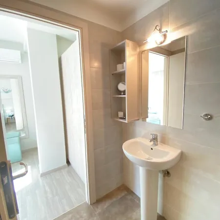 Hotel Tins -