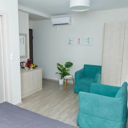Hotel Tins -